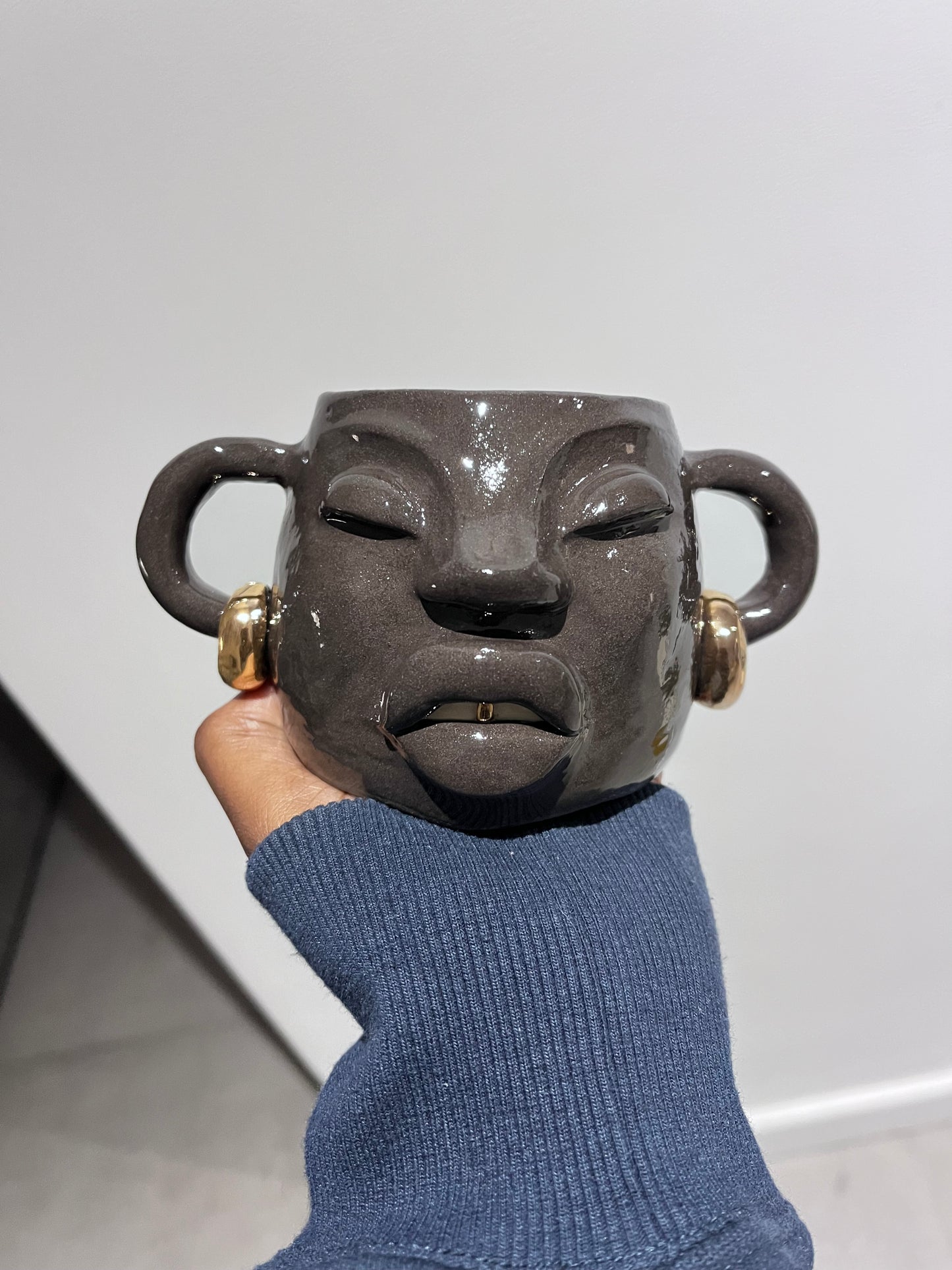 Black midnight mug with gold grill (middle)