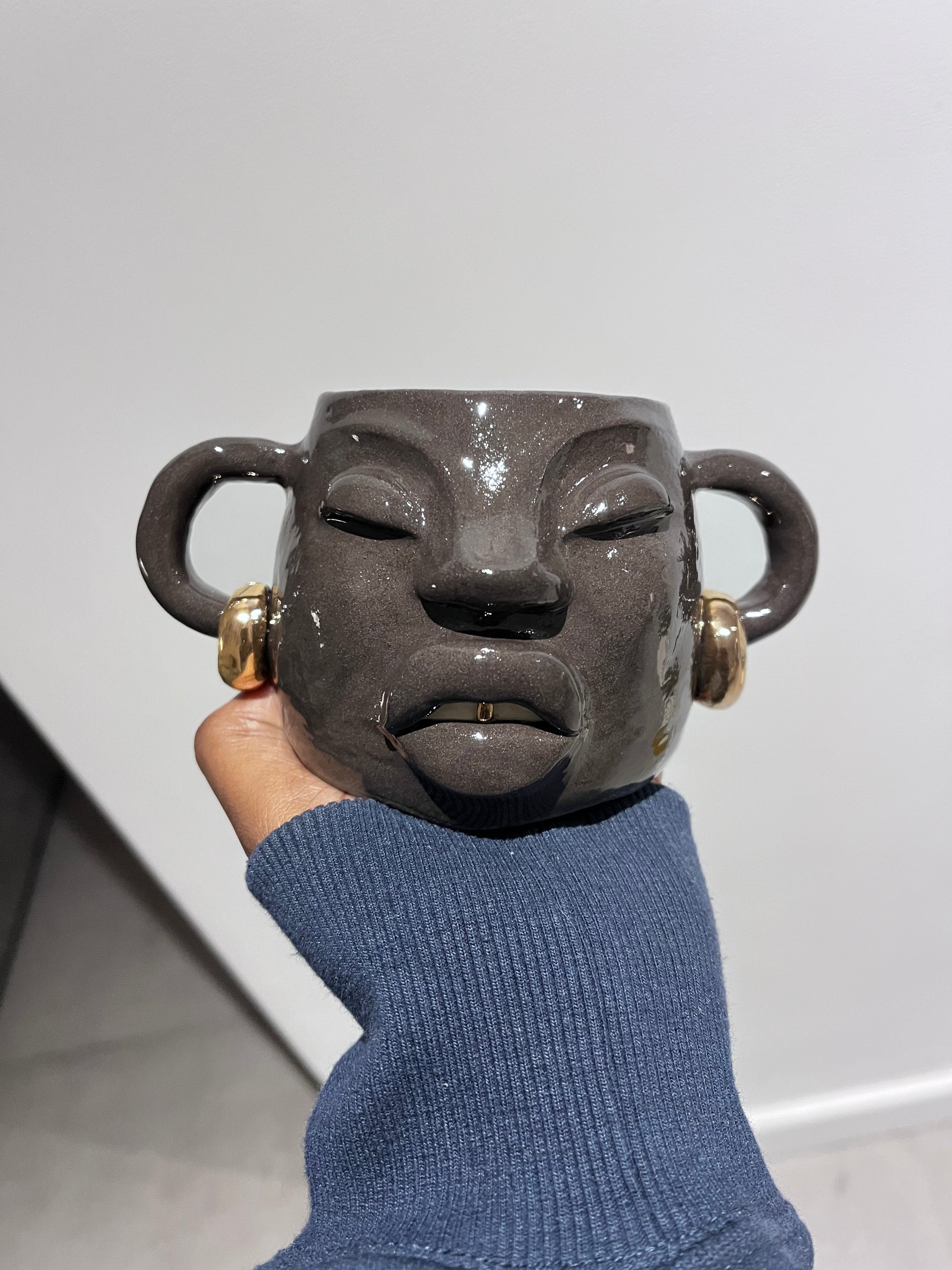 Black midnight mug with gold grill (middle)